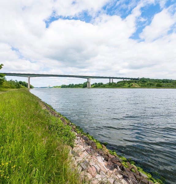 Der Nord-Ostsee-Kanal mit Rader Hochbrücke im Hintergrund.
