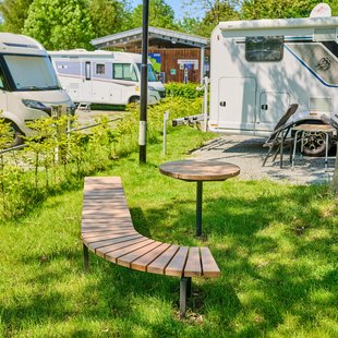 Schöne Sitzplätze aus Holz zum Verweilen finden sich auf dem Wohnmobilstellplatz Rendsburg.
