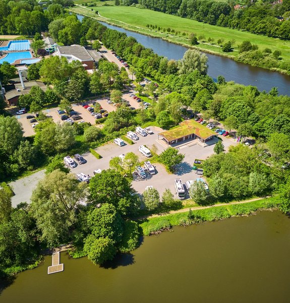 Stellplatzansicht aus der Luft mit Blick auf das Aquacity