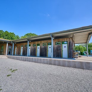 Ansicht des Servicegebäudes mit den neuen Einzel-Bädern 