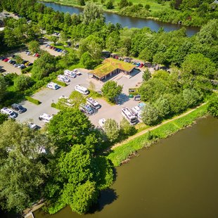Luftbild vom Wohnmobilstellplatz Rendsburg mit Stadtsee und Untereider.