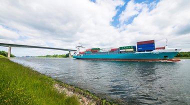 Ein Frachter auf dem Nord-Ostsee-Kanal. 