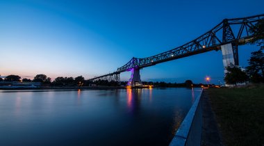 Schöne Abendstimmung an der Eisenbahn-Hochbrücke über dem Nord-Ostsee-Kanal.